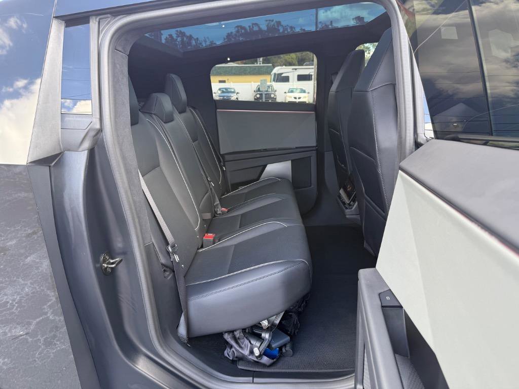 Used 2024 Tesla Cybertruck AWD Crew Cab image 18