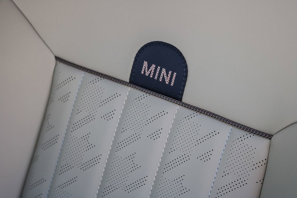 Used 2025 MINI Cooper 2-Door Hardtop image 17