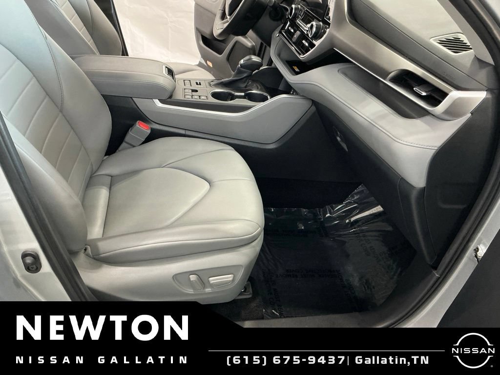 Used 2024 Toyota Highlander XLE AWD/4WD image 16