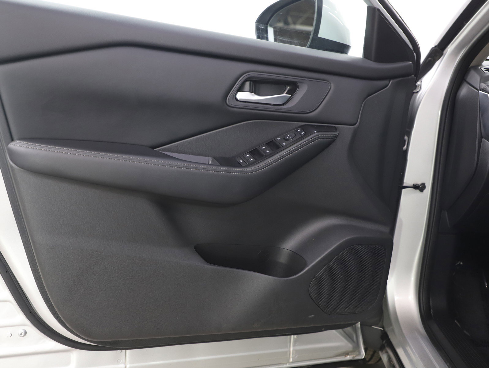 Used 2025 Nissan Rogue SV image 19