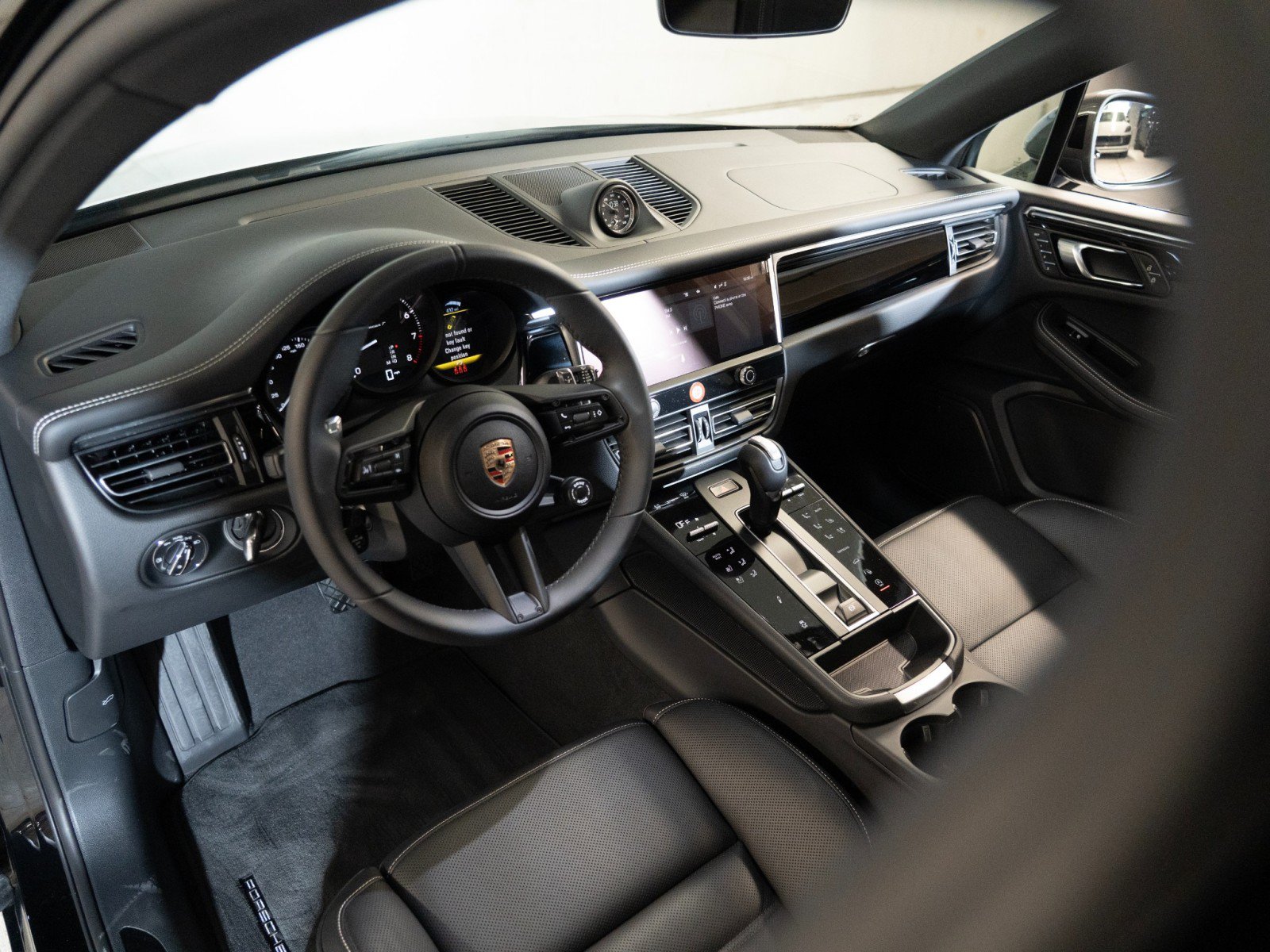 Certified 2025 Porsche Macan Turbo AWD/4WD image 4