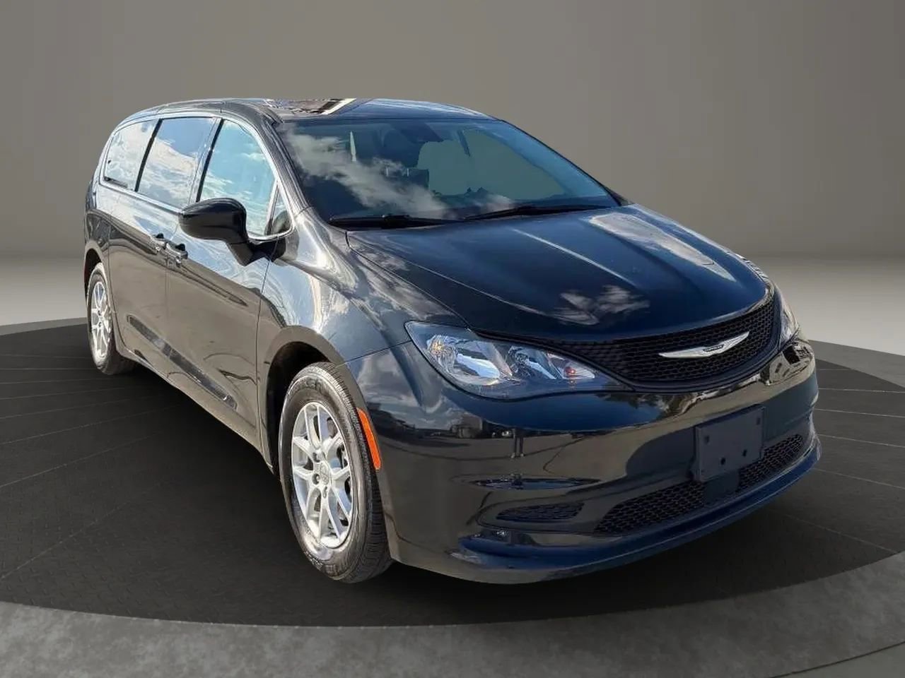 Used 2023 Chrysler Voyager LX FWD image 1