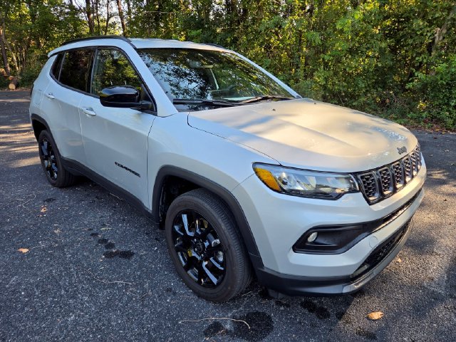 Used 2025 Jeep Compass Latitude w/ Altitude Special Edition AWD/4WD image 3