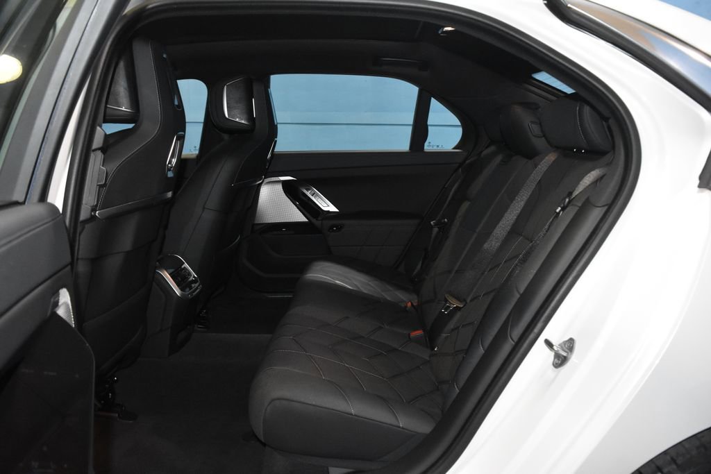 Used 2024 BMW i7 eDrive50 image 17