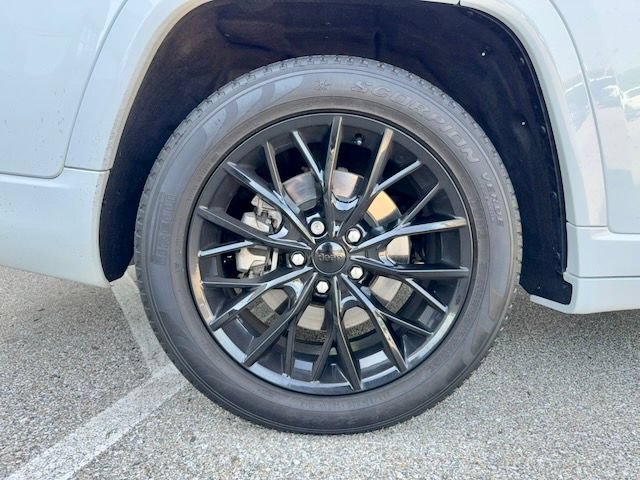 Used 2023 Jeep Grand Cherokee L Summit w/ Luxury Tech Group V AWD/4WD image 36
