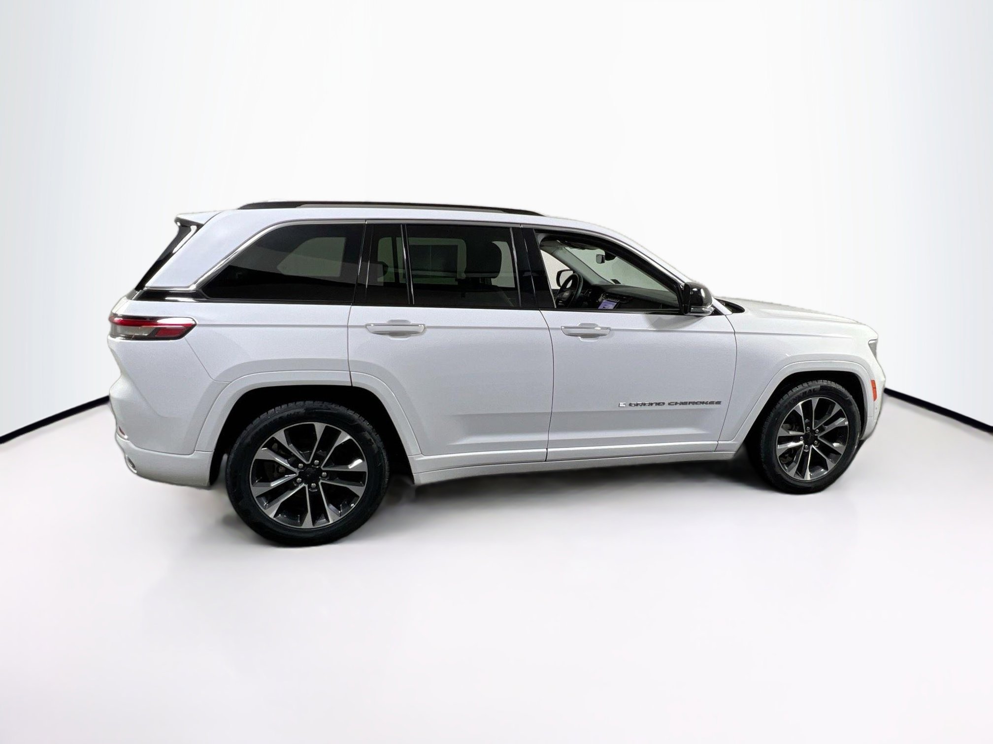 Used 2022 Jeep Grand Cherokee Overland AWD/4WD image 4