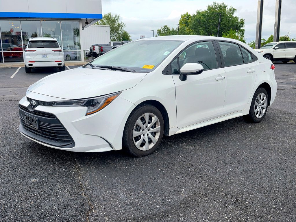 Used 2025 Toyota Corolla LE FWD image 2