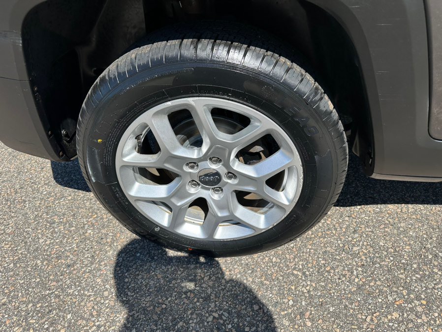 Used 2017 Jeep Renegade Latitude AWD/4WD image 28