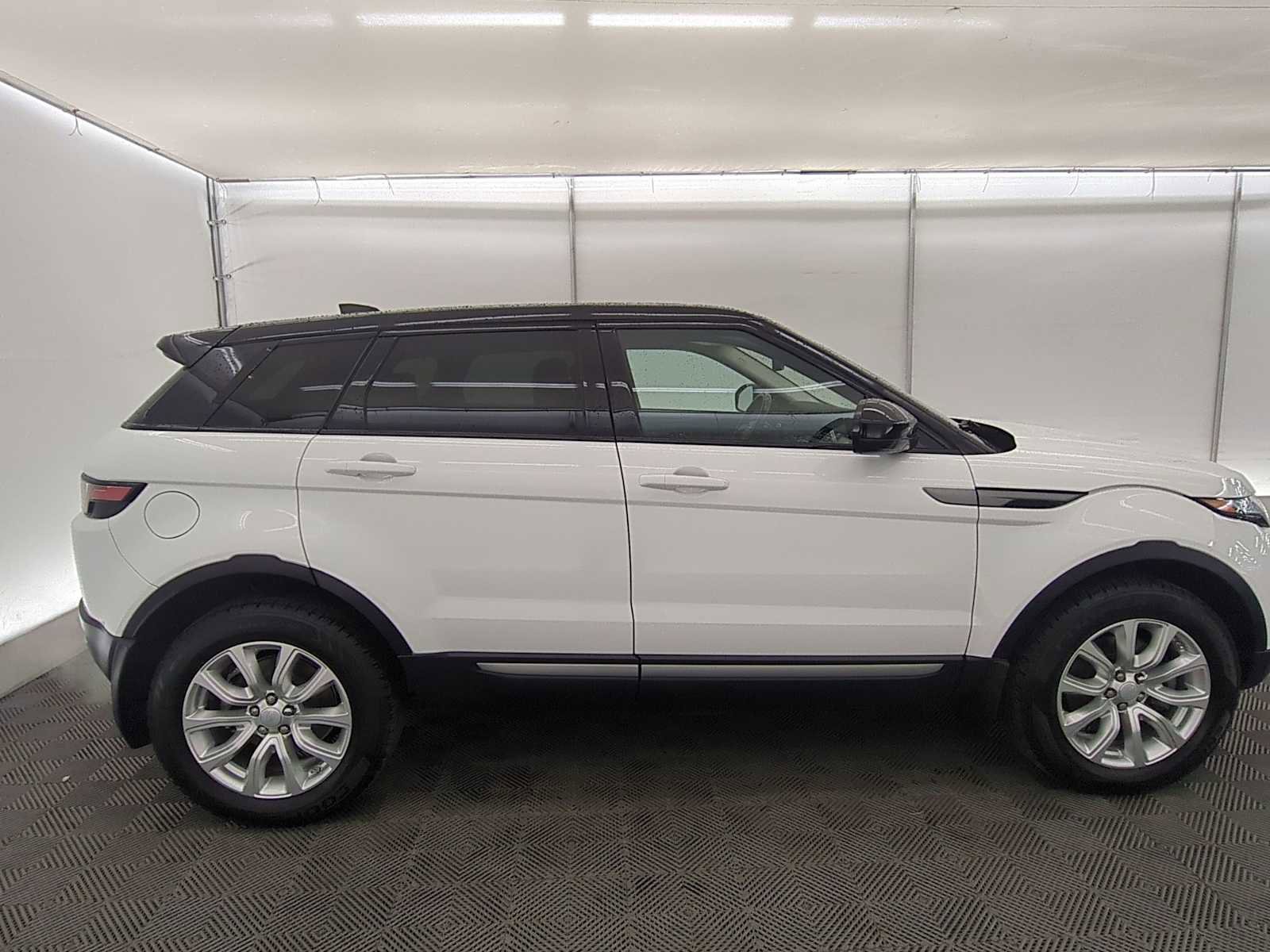 Used 2019 Land Rover Range Rover Evoque SE image 7