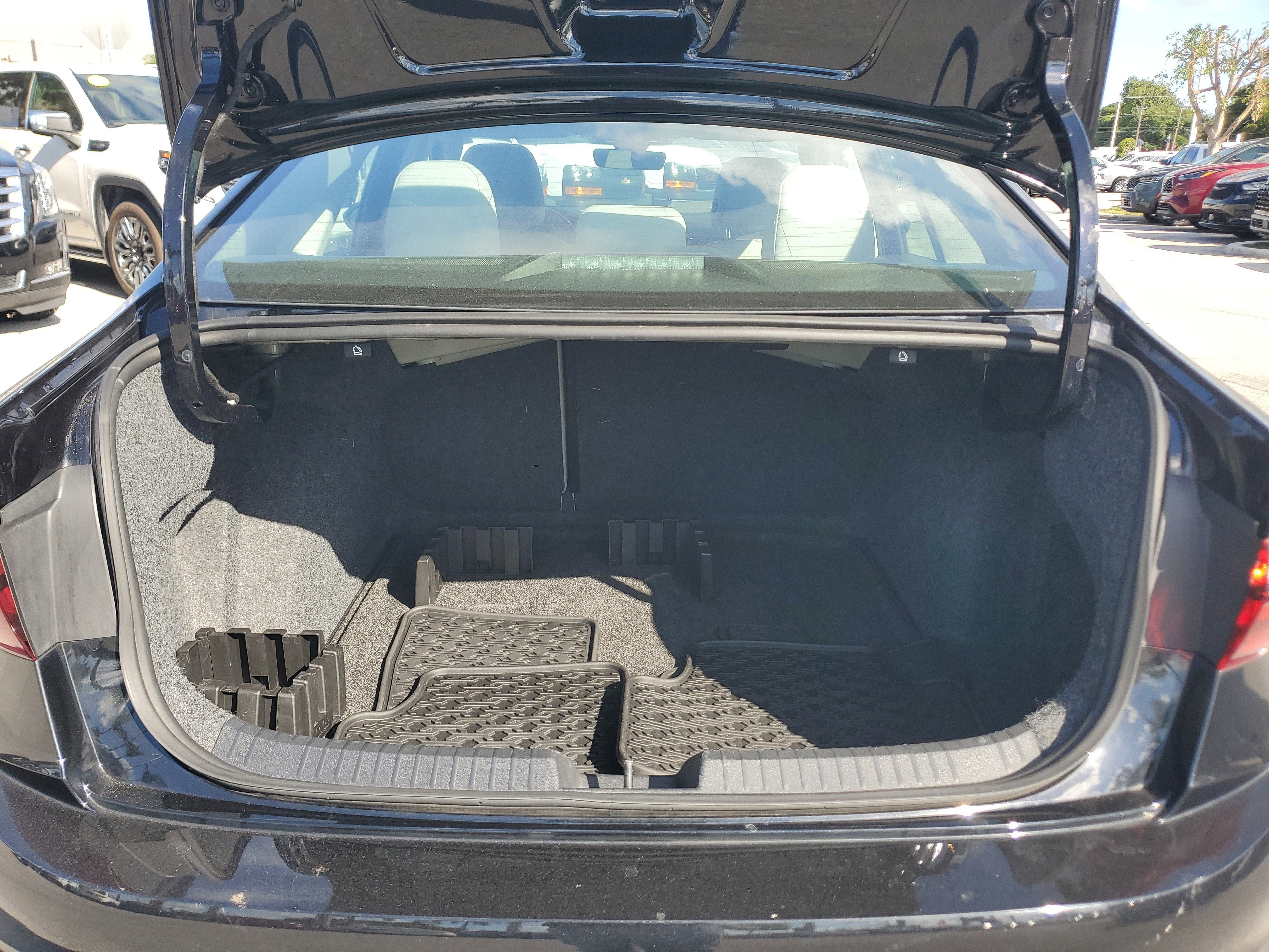 Used 2023 Volkswagen Jetta SE w/ Panoramic Sunroof Package image 29