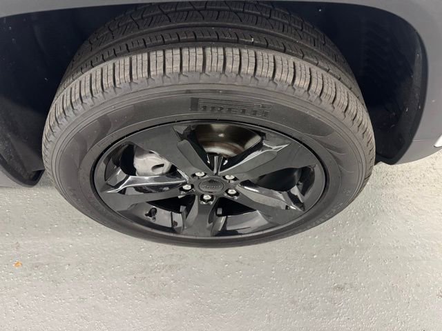 Used 2025 Jeep Grand Cherokee Limited w/ Black Appearance Package image 5