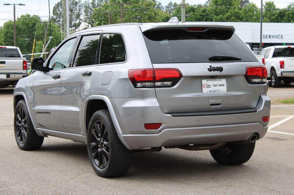Used 2017 Jeep Grand Cherokee Altitude RWD image 6