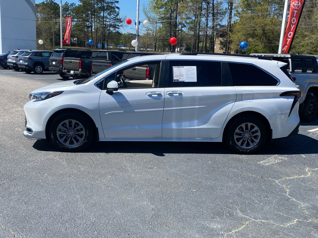 Used 2024 Toyota Sienna XLE image 3