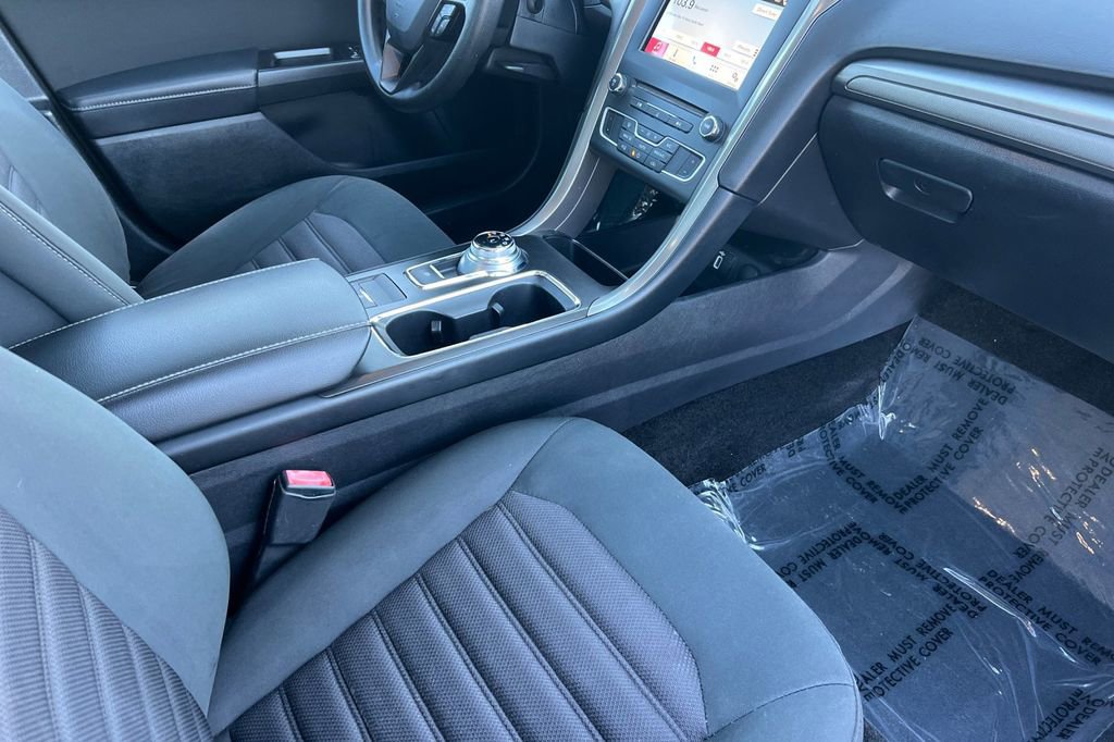 Used 2017 Ford Fusion SE w/ Fusion SE Technology Package image 17