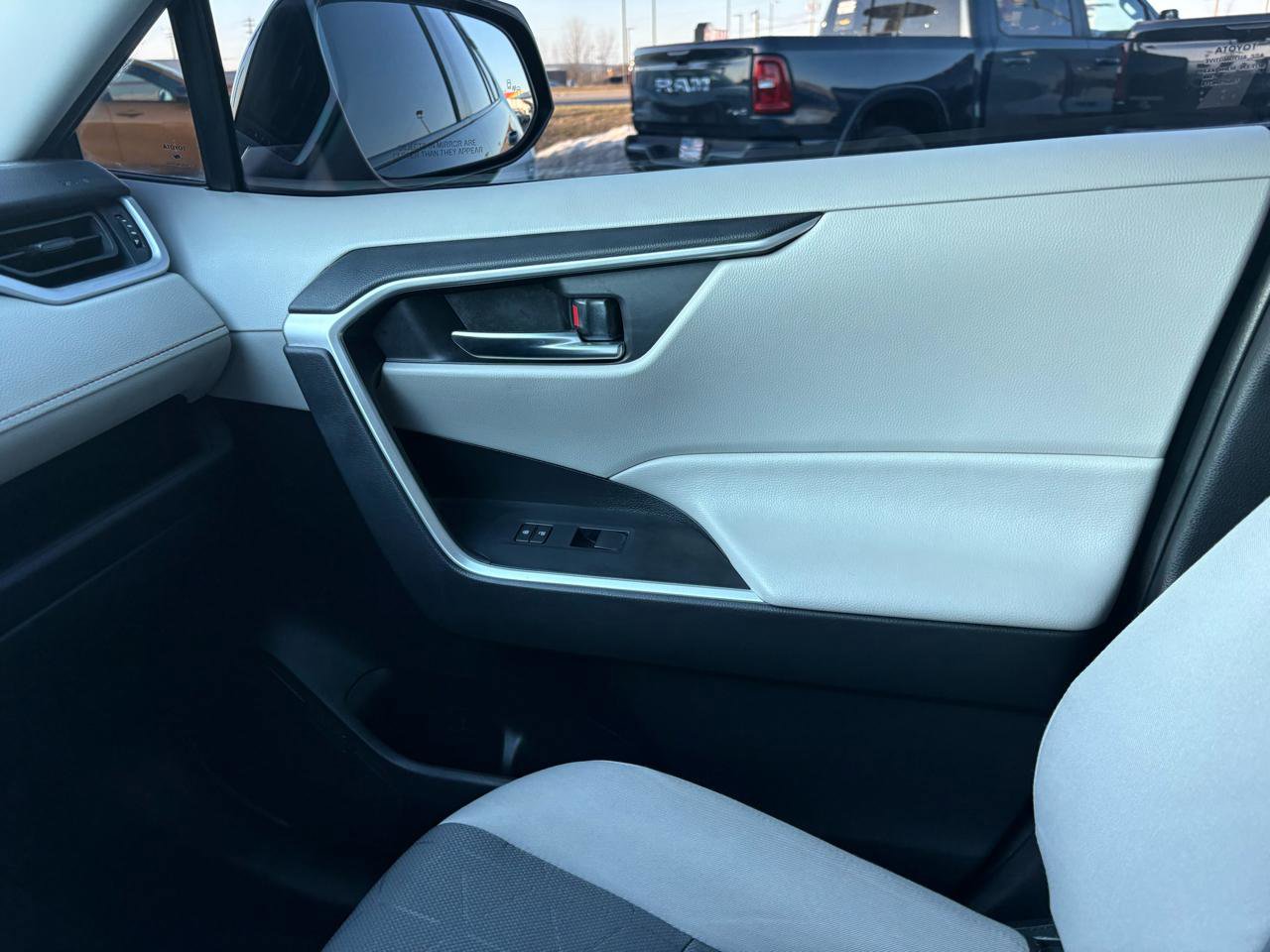 Used 2021 Toyota RAV4 XLE image 19