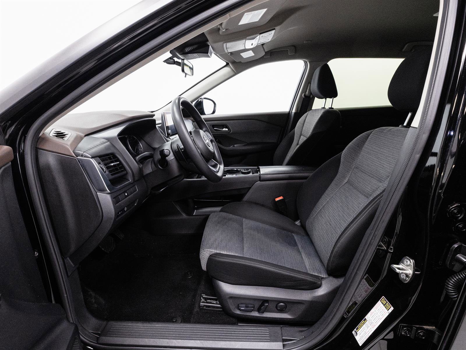 Used 2023 Nissan Rogue SV video 4
