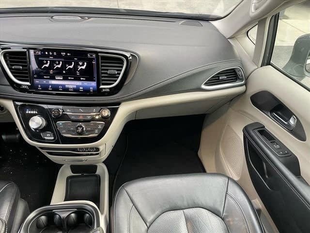 Used 2022 Chrysler Pacifica Touring-L image 14