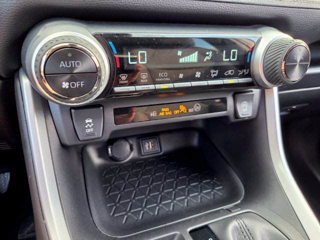 Used 2025 Toyota RAV4 XLE FWD image 29