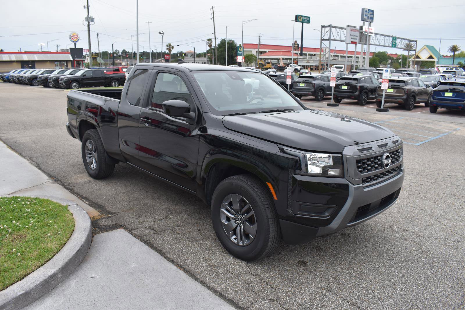 Used 2025 Nissan Frontier SV image 15