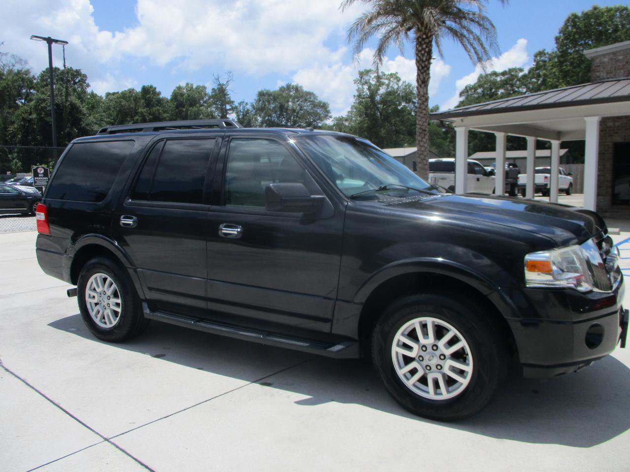 Used 2014 Ford Expedition XLT w/ Leather Seating Package RWD image 10