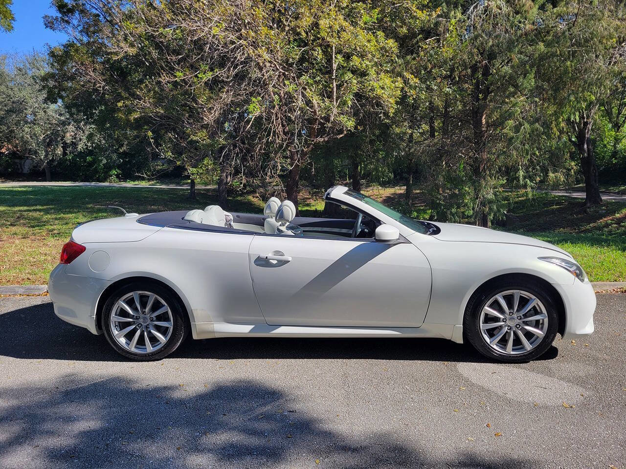 Used 2014 INFINITI Q60 Convertible w/ Premium Package image 5