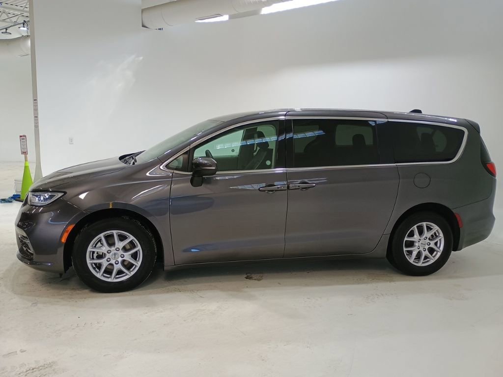 Used 2023 Chrysler Pacifica Touring-L image 4