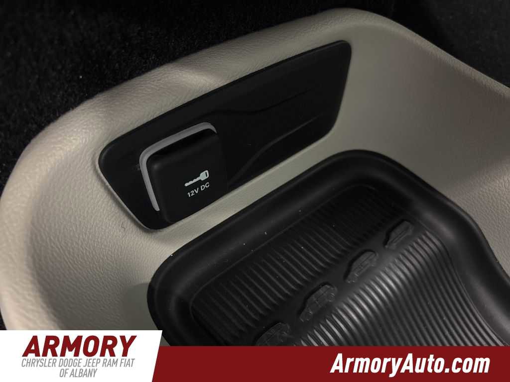 Used 2023 Chrysler Pacifica Touring-L w/ Uconnect Theater Family Group image 21