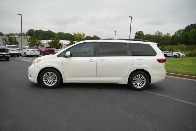 Used 2015 Toyota Sienna XLE w/ XLE Navigation Package FWD image 4