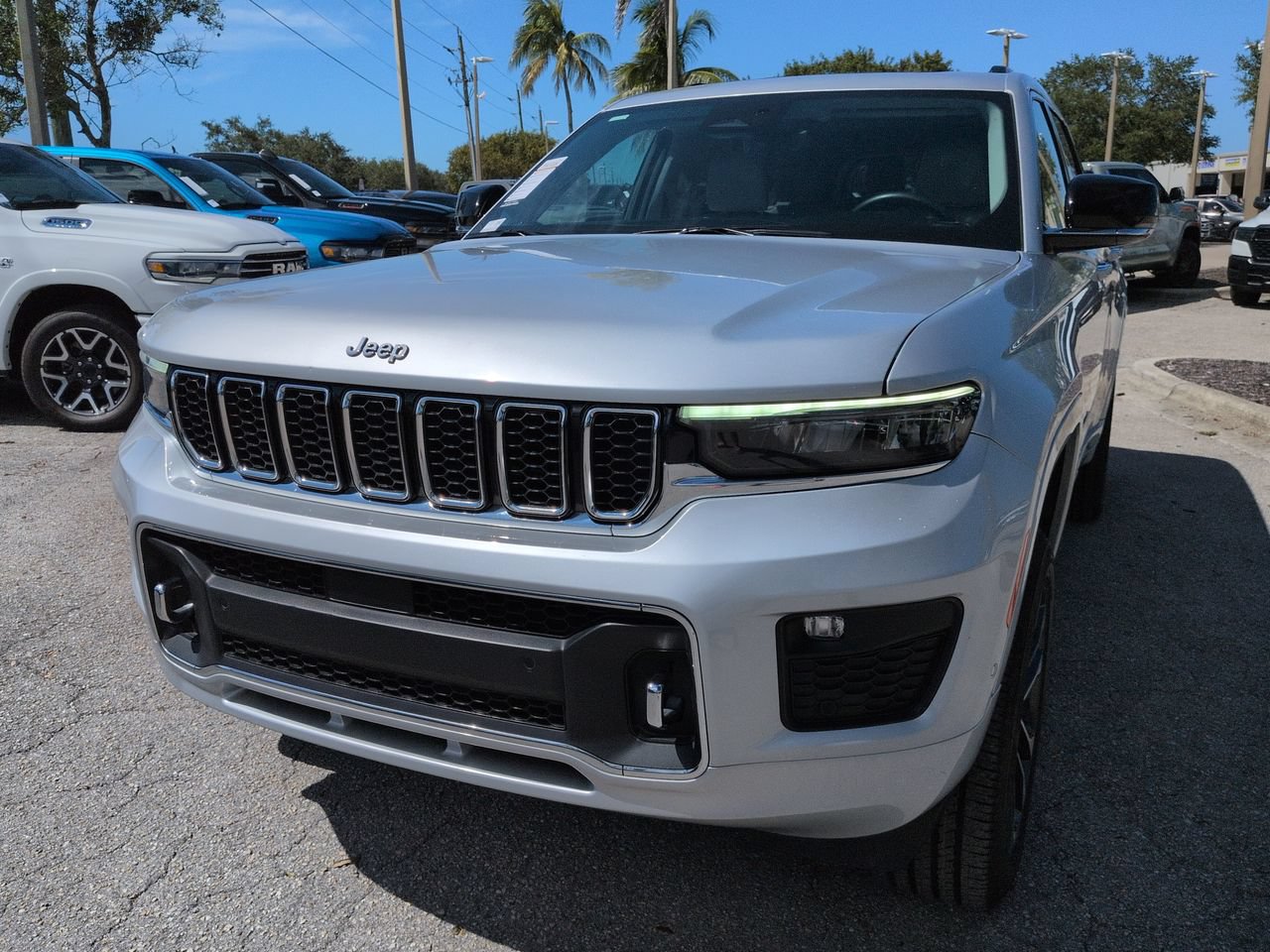 Used 2022 Jeep Grand Cherokee L Overland w/ Luxury Tech Group IV AWD/4WD image 9