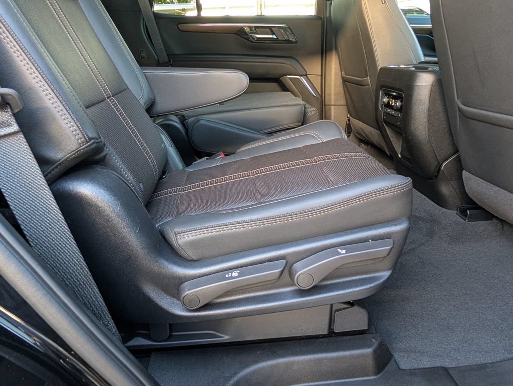 Used 2025 Chevrolet Tahoe High Country AWD/4WD image 26