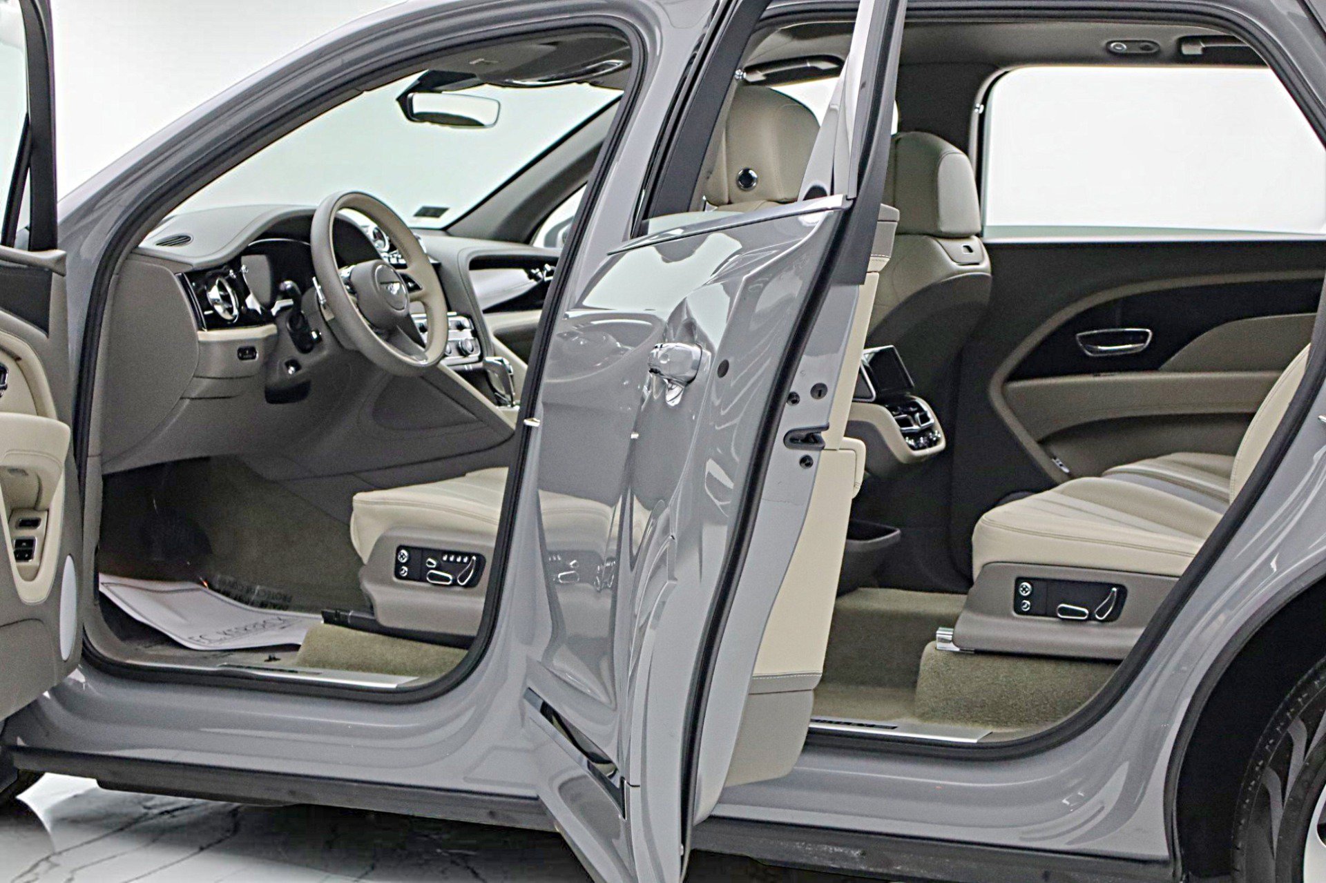 Used 2024 Bentley Bentayga Extended Wheelbase AWD/4WD image 6