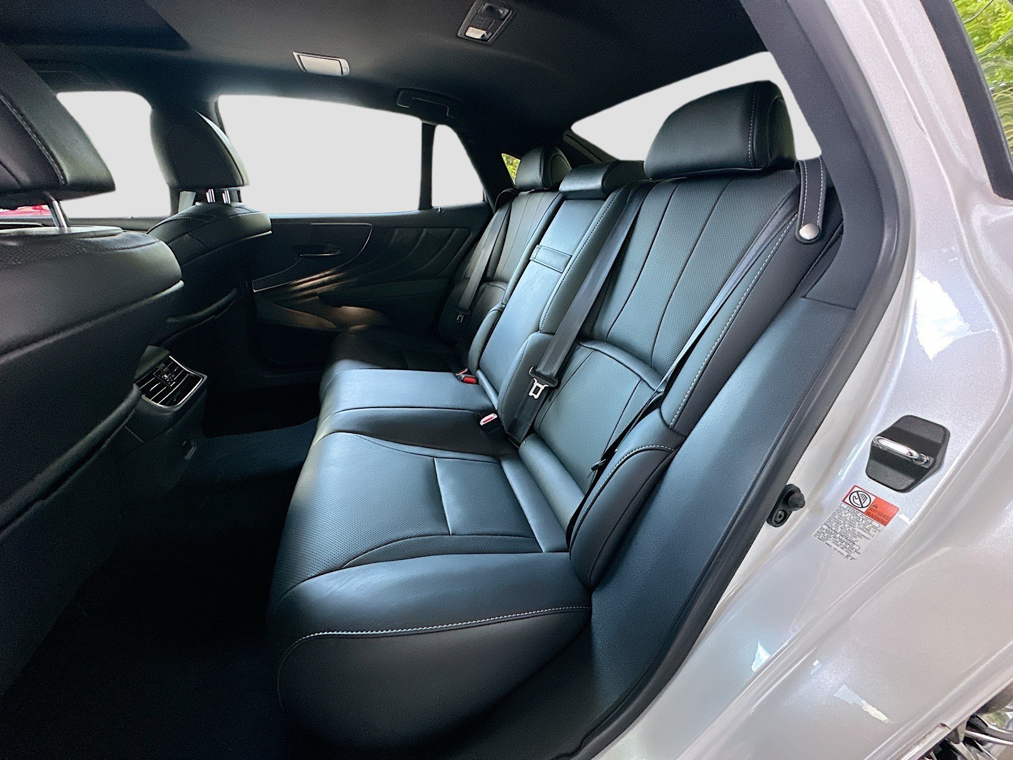 Used 2023 Lexus LS 500 w/ Accessory Package (Z2) RWD image 23