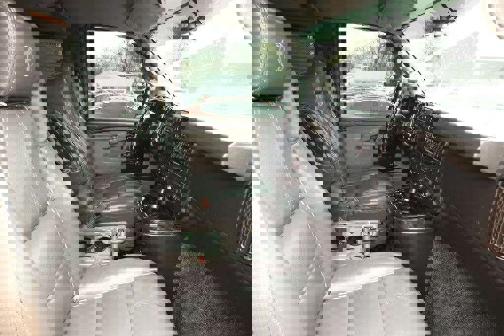 Used 2018 GMC Savana 2500 Extended w/ Enhanced Convenience Package image 30