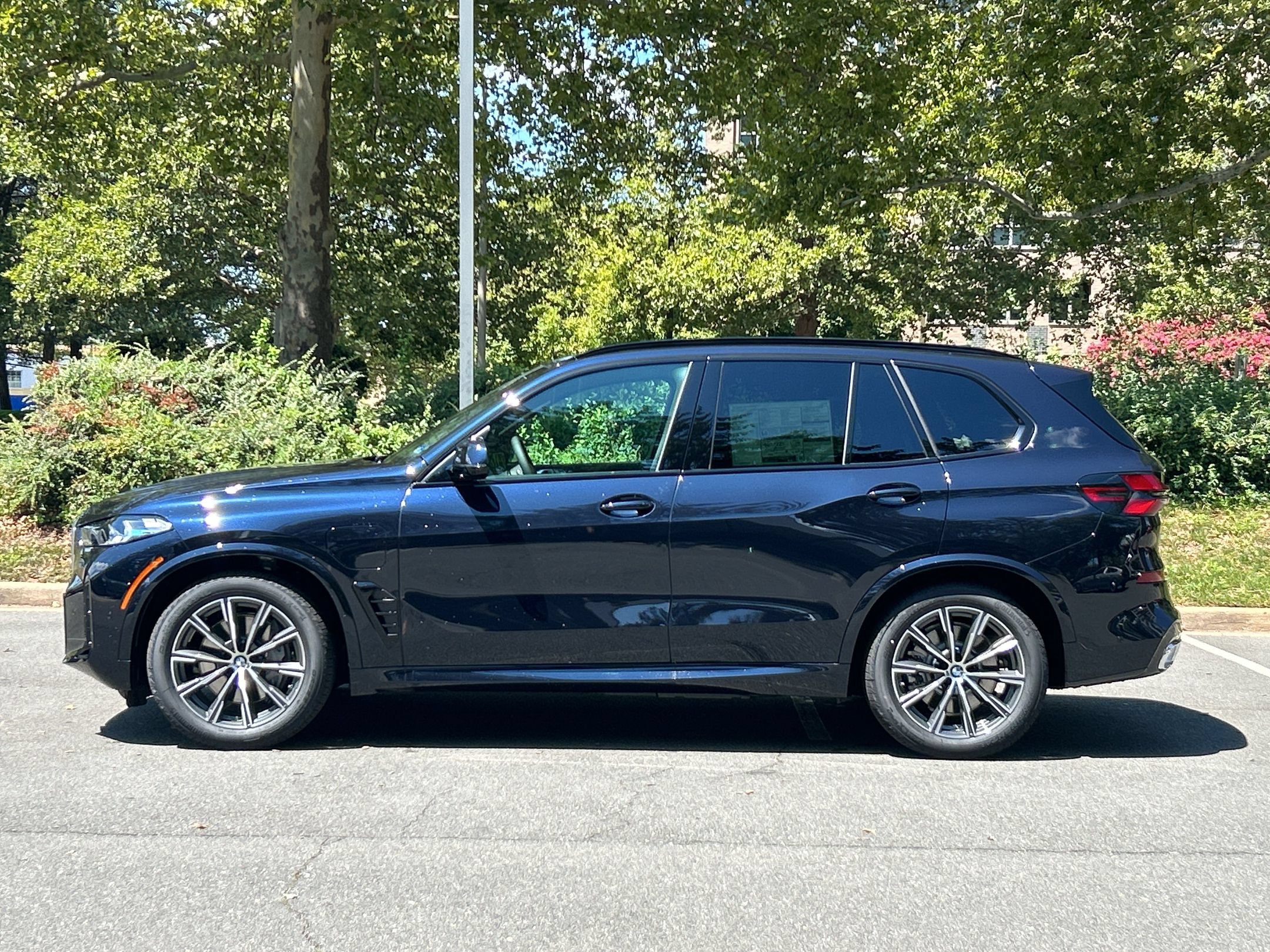 New 2026 BMW X5 xDrive50e w/ M Sport Package AWD/4WD image 2