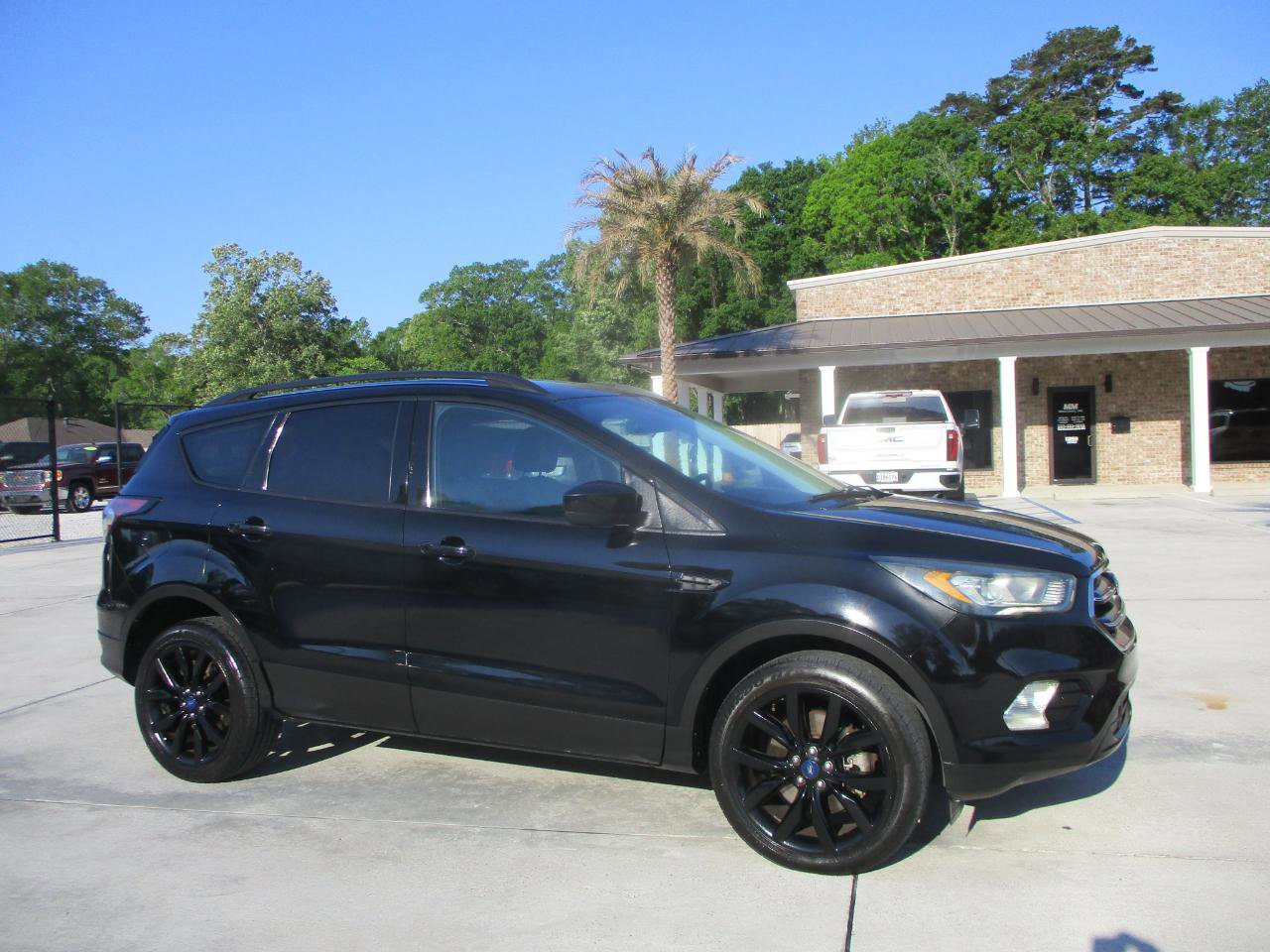 Used 2017 Ford Escape SE w/ SE Sport Appearance Package image 3