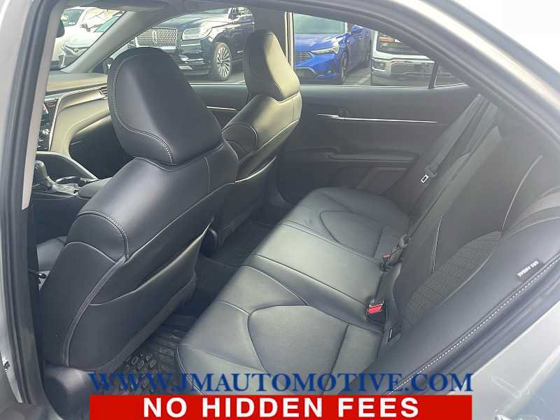 Used 2022 Toyota Camry XSE FWD image 3