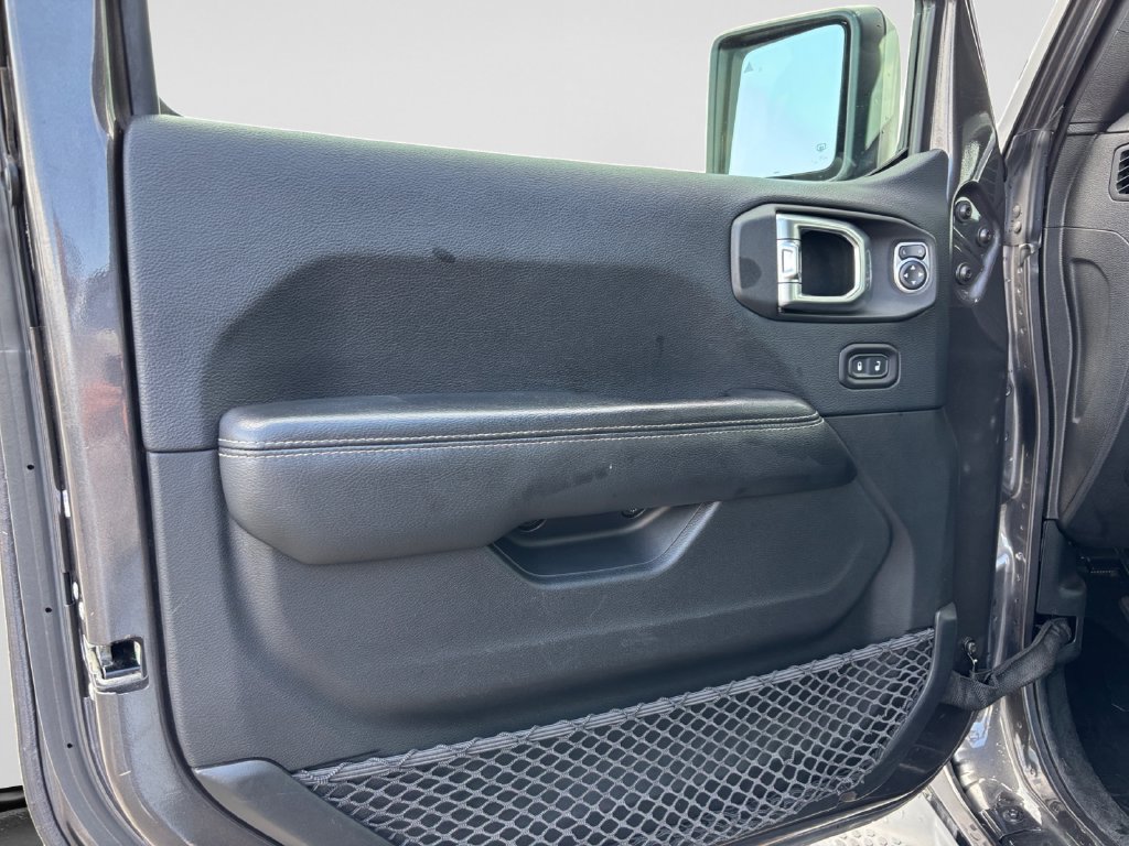 Used 2018 Jeep Wrangler Unlimited Sahara w/ Dual Top Group AWD/4WD image 37