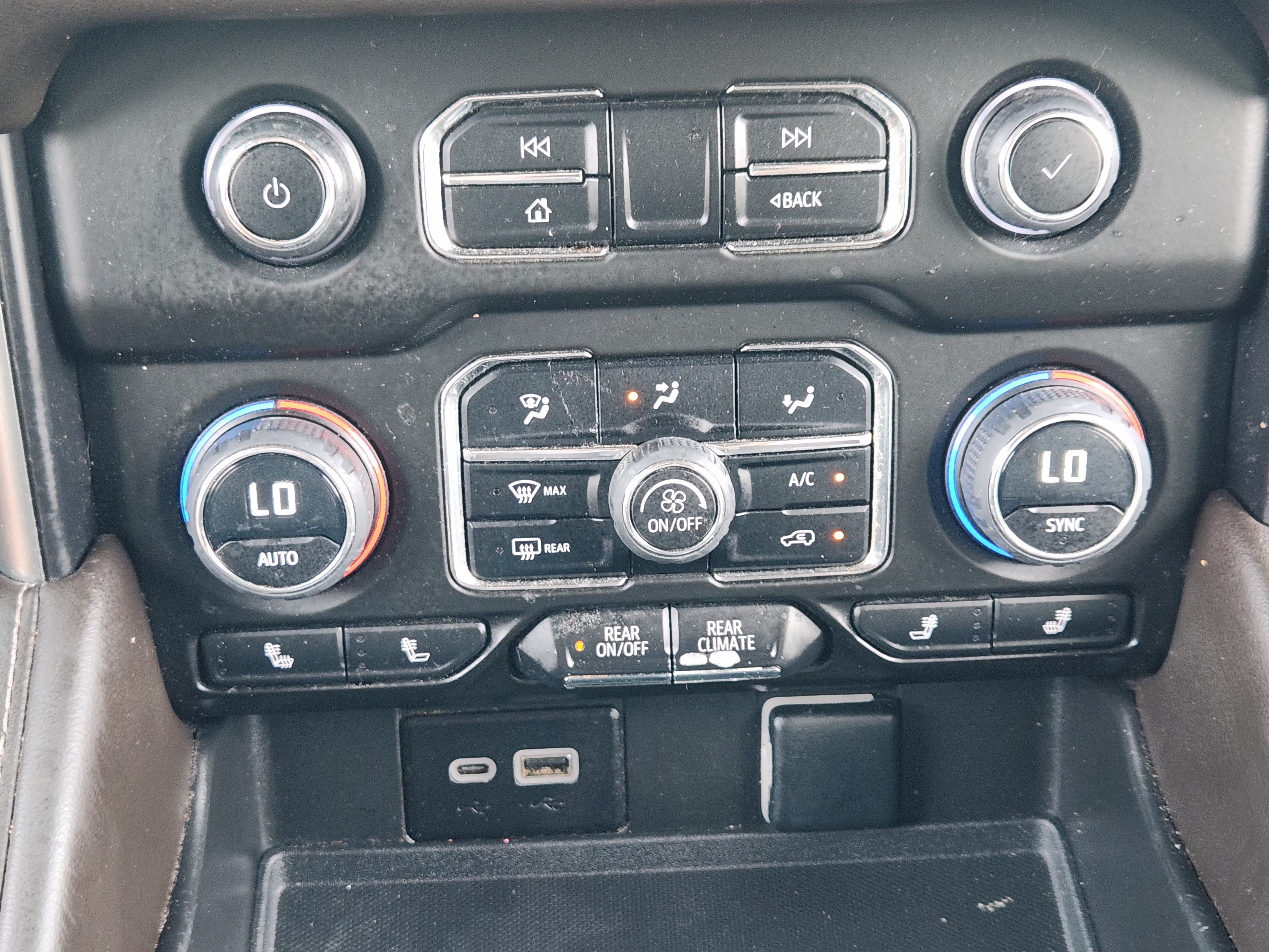 Used 2023 Chevrolet Tahoe Z71 w/ Luxury Package AWD/4WD image 20