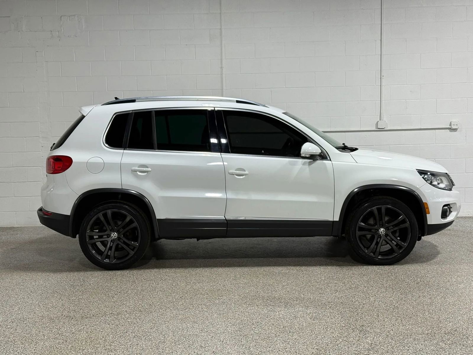 Used 2017 Volkswagen Tiguan SEL FWD image 4