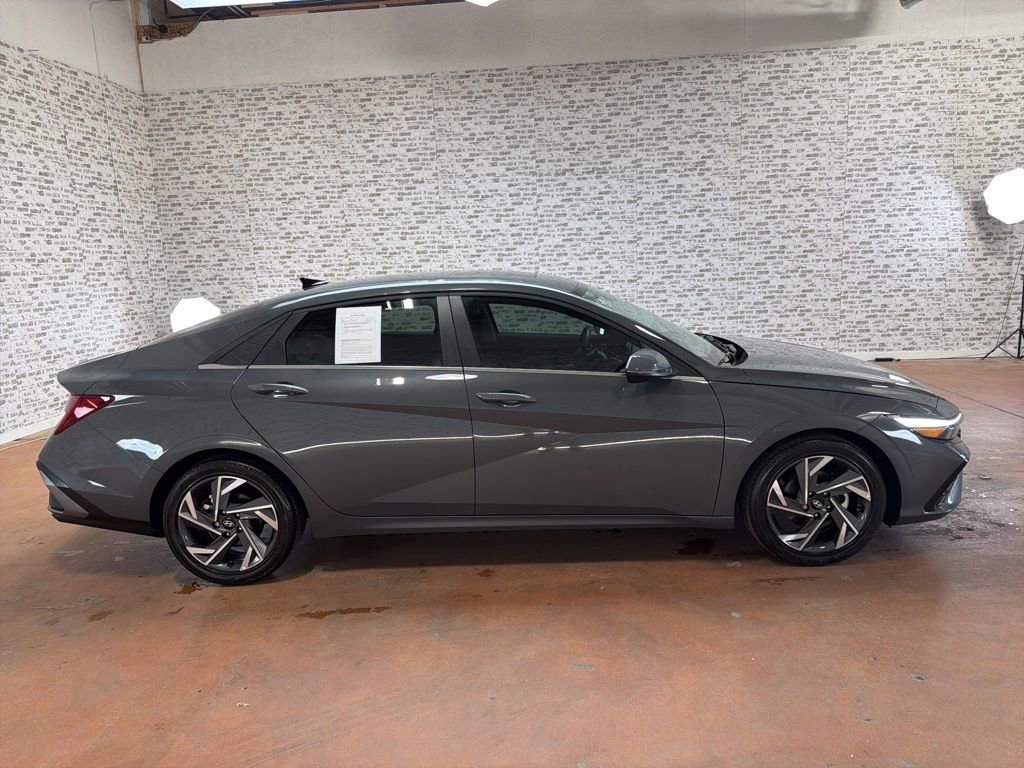 Used 2025 Hyundai Elantra Limited FWD image 8