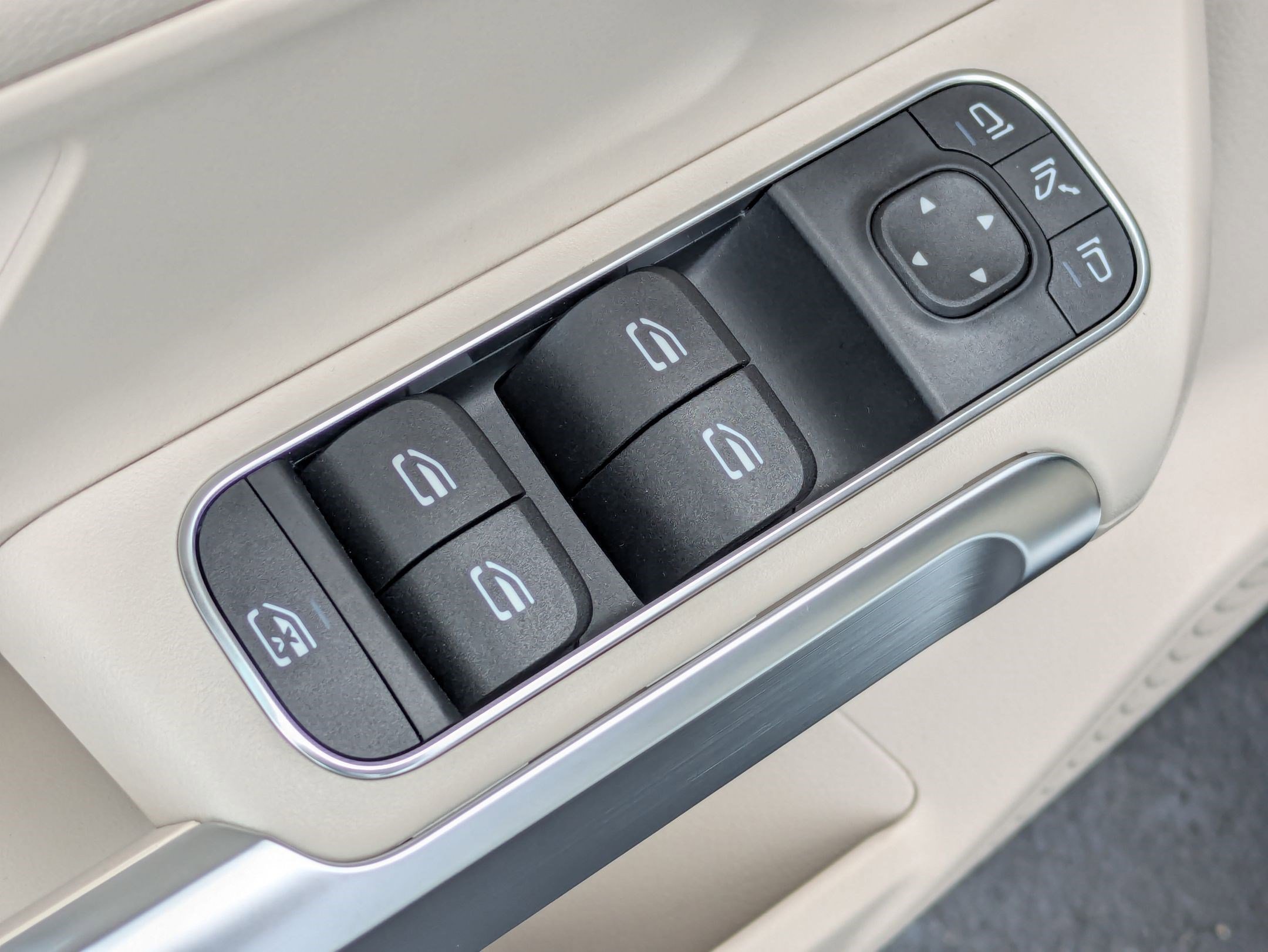 New 2025 Mercedes-Benz GLB 250 image 16