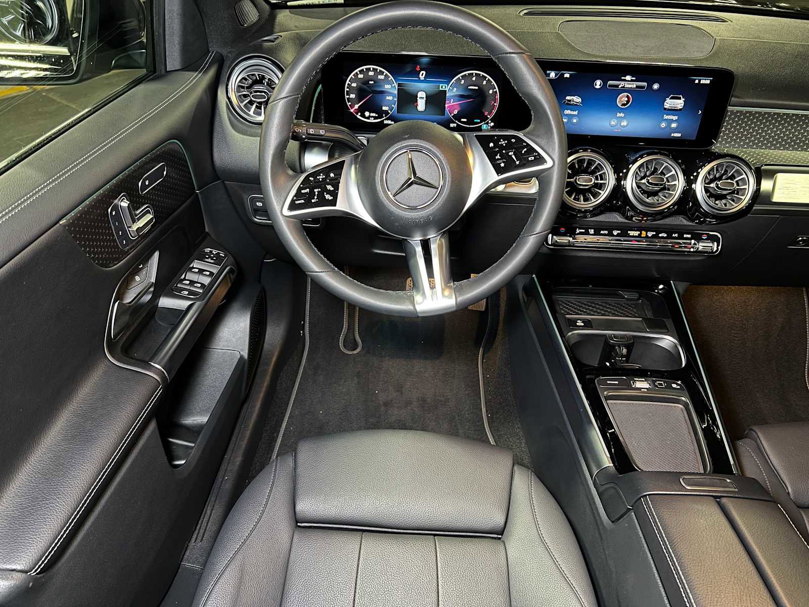 Used 2025 Mercedes-Benz GLB 250 4MATIC image 40
