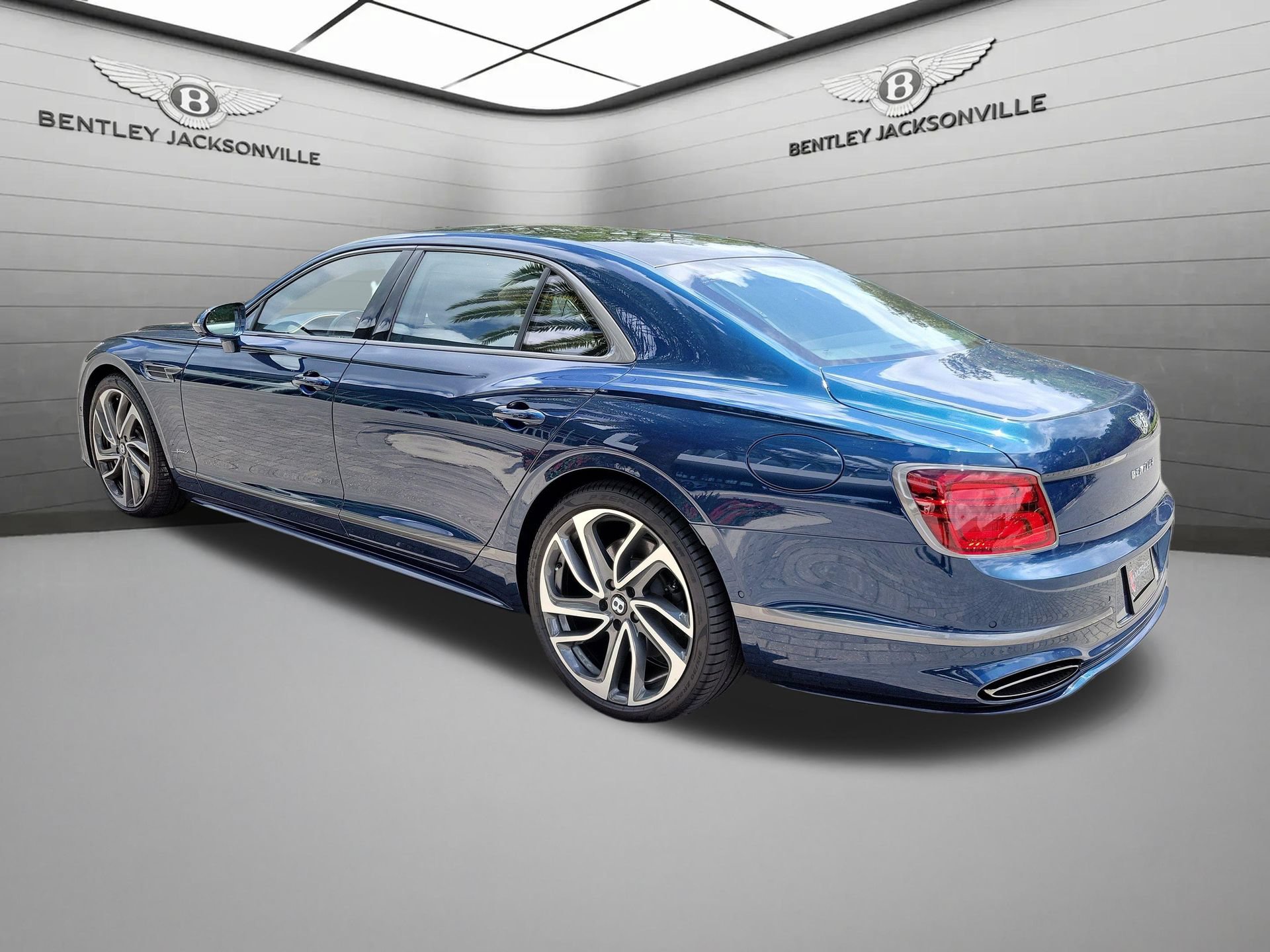 Used 2025 Bentley Flying Spur Plug-In Hybrid AWD/4WD image 12