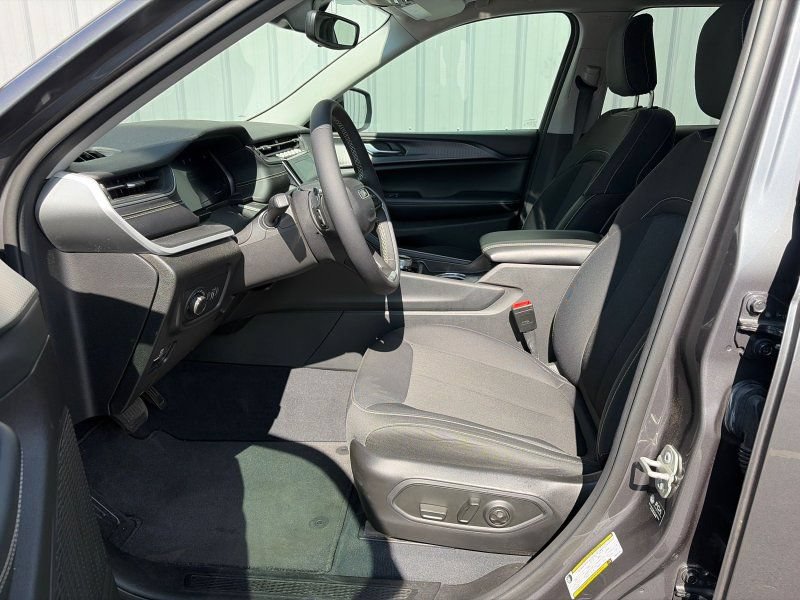 Used 2023 Jeep Grand Cherokee Laredo X AWD/4WD image 19