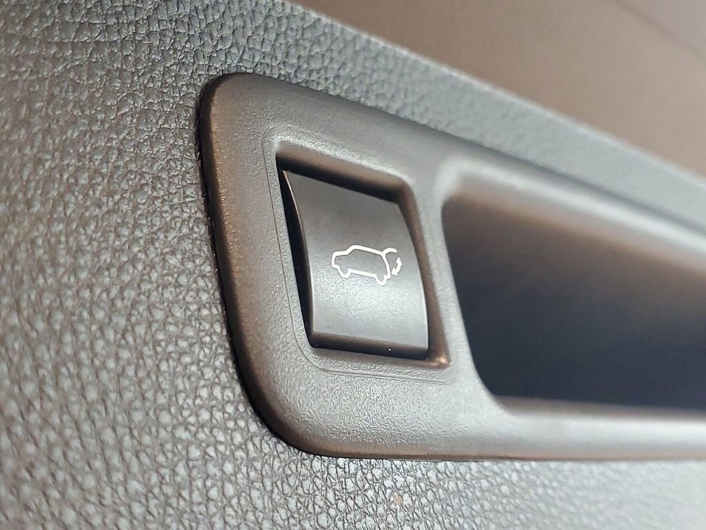 Used 2023 Toyota Highlander LE image 9