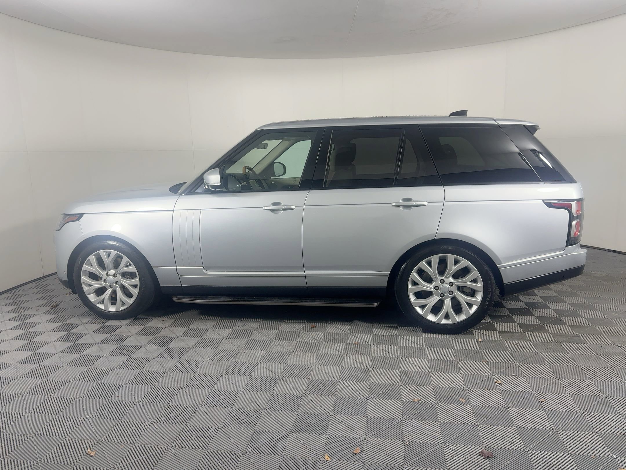 Used 2019 Land Rover Range Rover HSE image 2