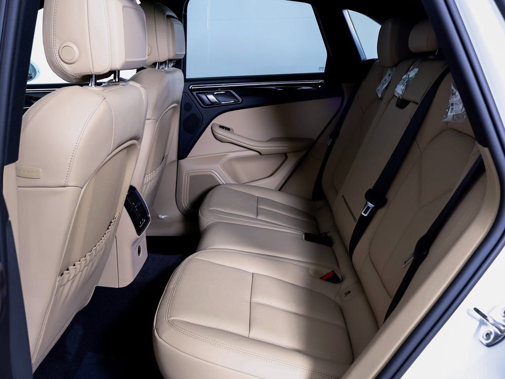 Certified 2025 Porsche Macan image 9