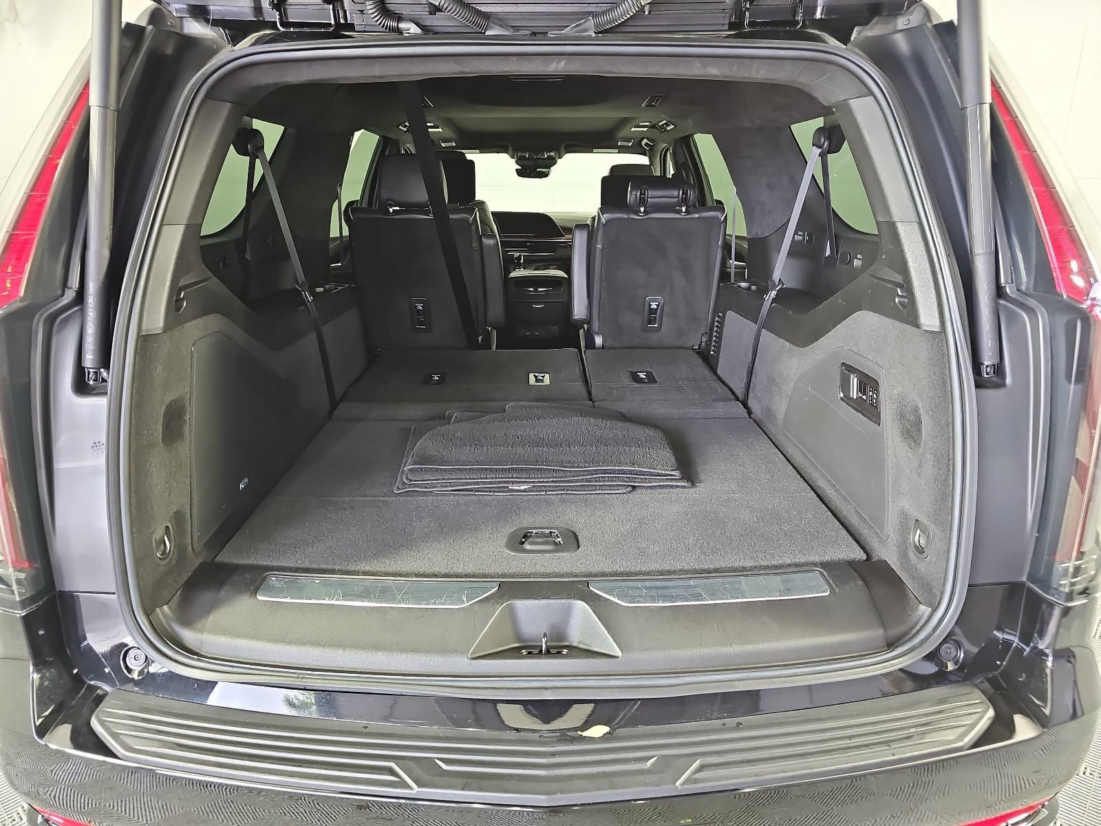 Used 2023 Cadillac Escalade ESV Sport Platinum w/ LPO, ONYX Package AWD/4WD image 12