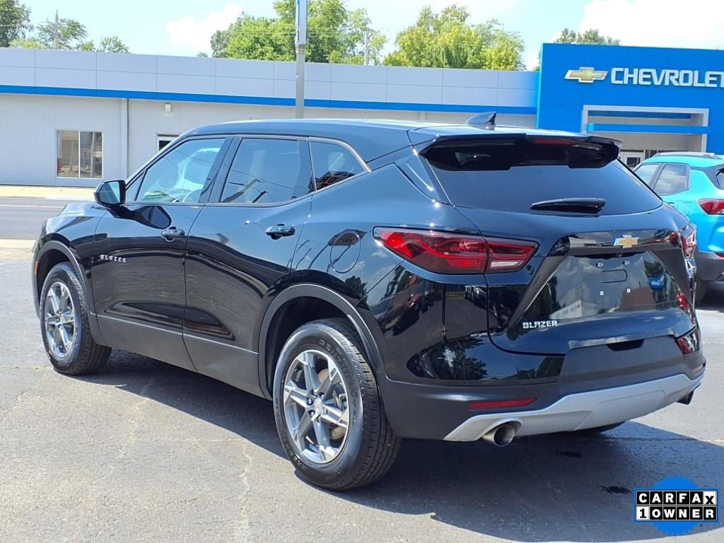 Used 2025 Chevrolet Blazer LT FWD image 2