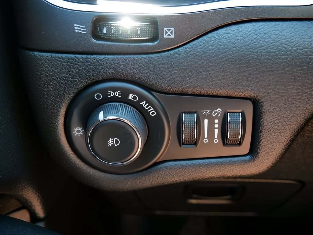 Used 2019 Jeep Cherokee Trailhawk AWD/4WD image 17